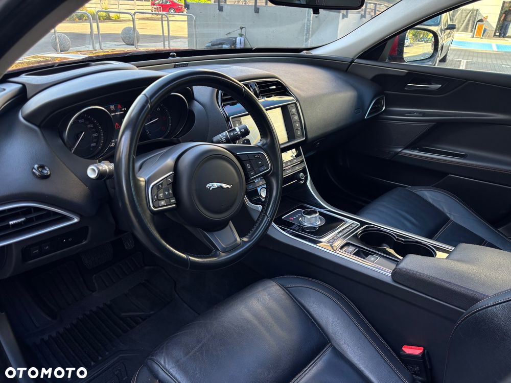 Jaguar XE 20d Portfolio - 14
