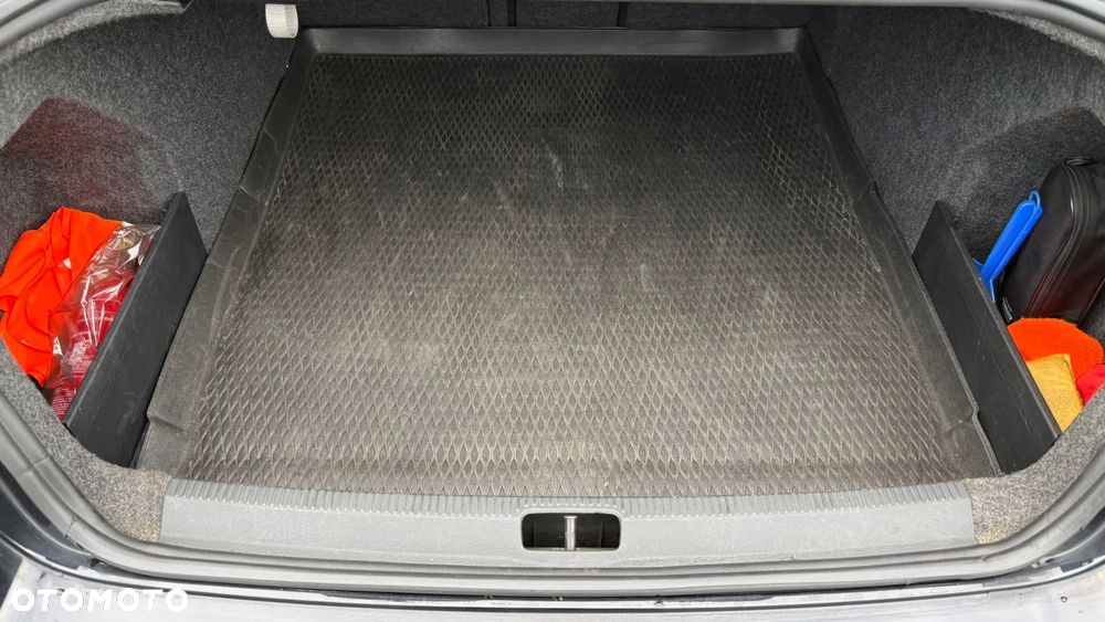 Volkswagen Passat 2.0 TDI DPF Highline - 14