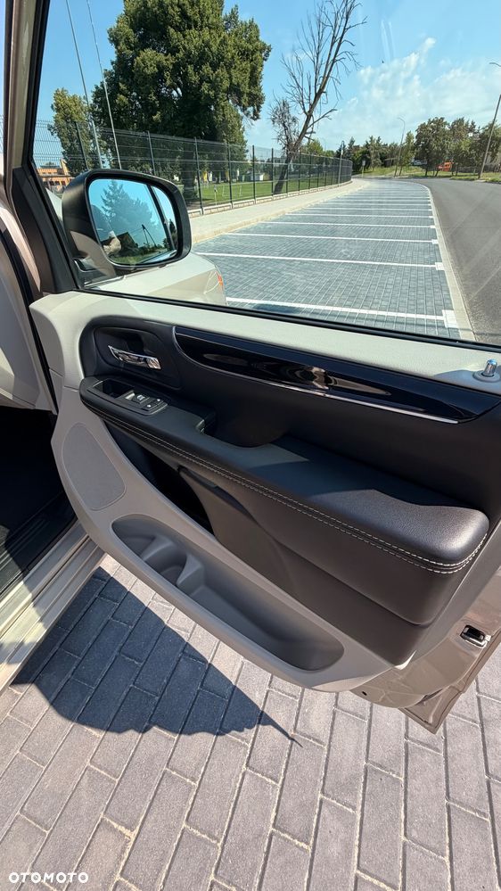 Chrysler Town & Country 3.6 Limited - 20
