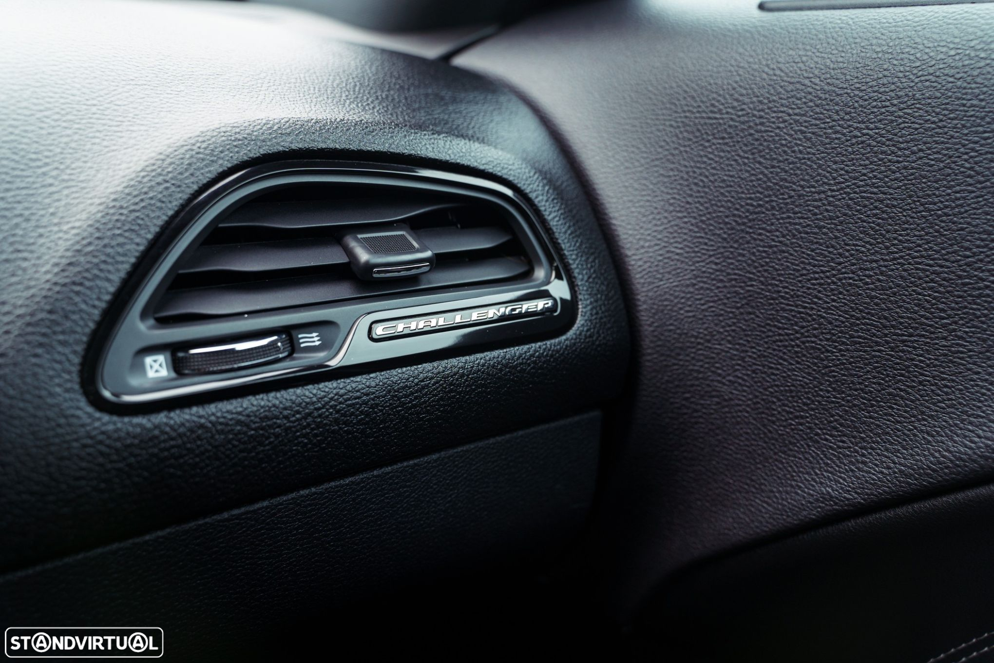 Dodge Challenger Auto SXT Plus - 25