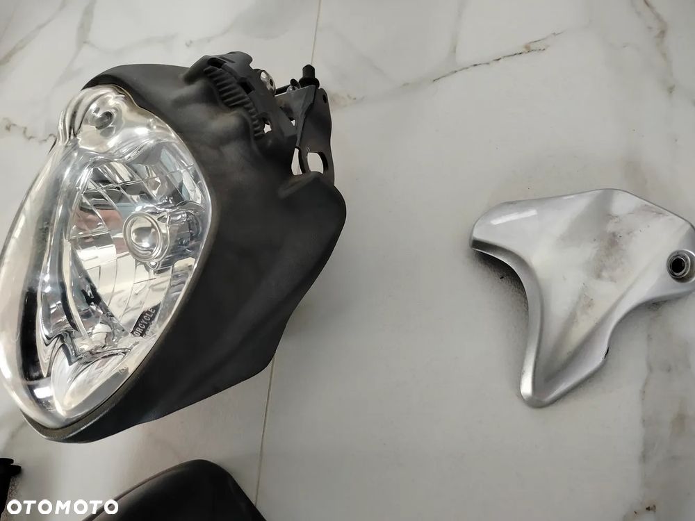 SUZUKI GLADIUS SFV 650 reflektor lampa LICZNIK ZEGARY PRĘDKOŚCIOMIERZ CHŁODNICA WODY - 3