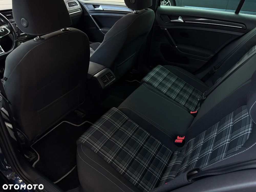 Volkswagen Golf - 17