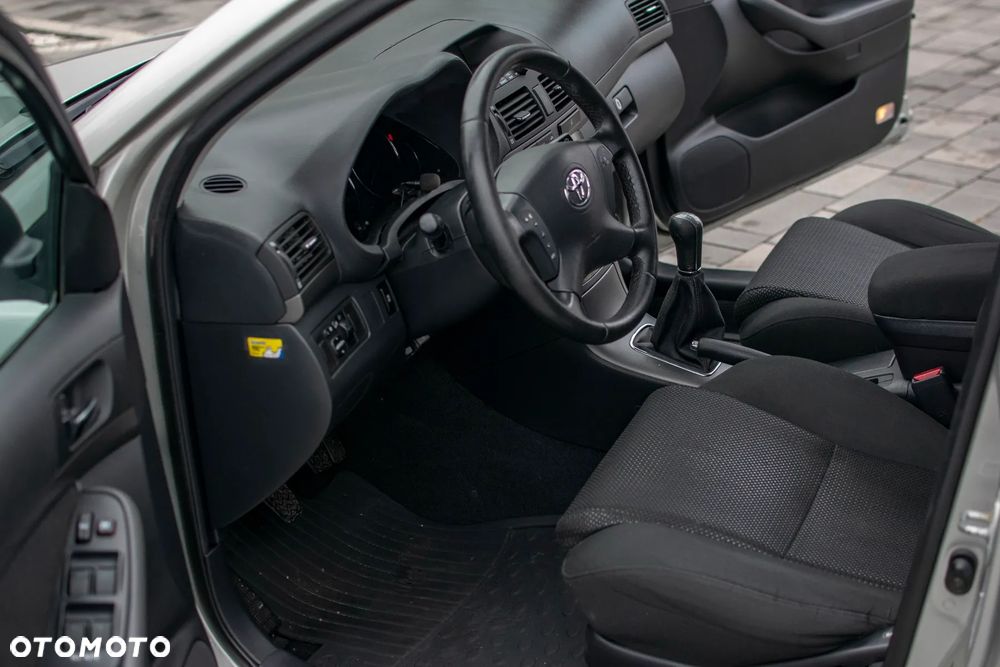 Toyota Avensis - 25