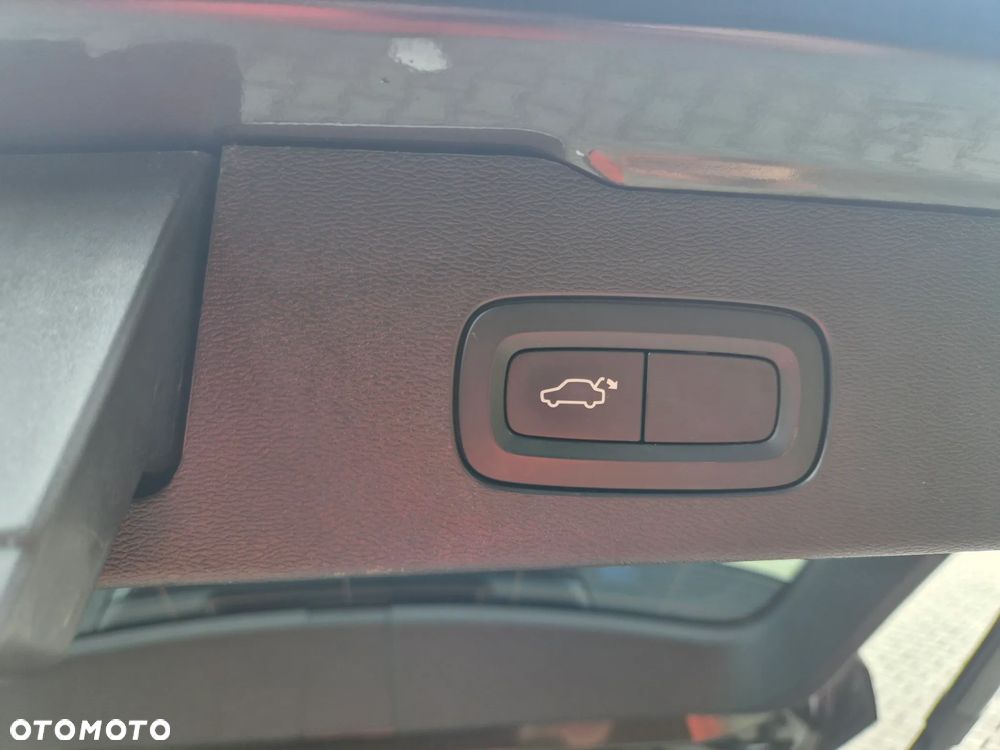 Volvo V60 T8 AWD Plug-In Hybrid R-Design - 19