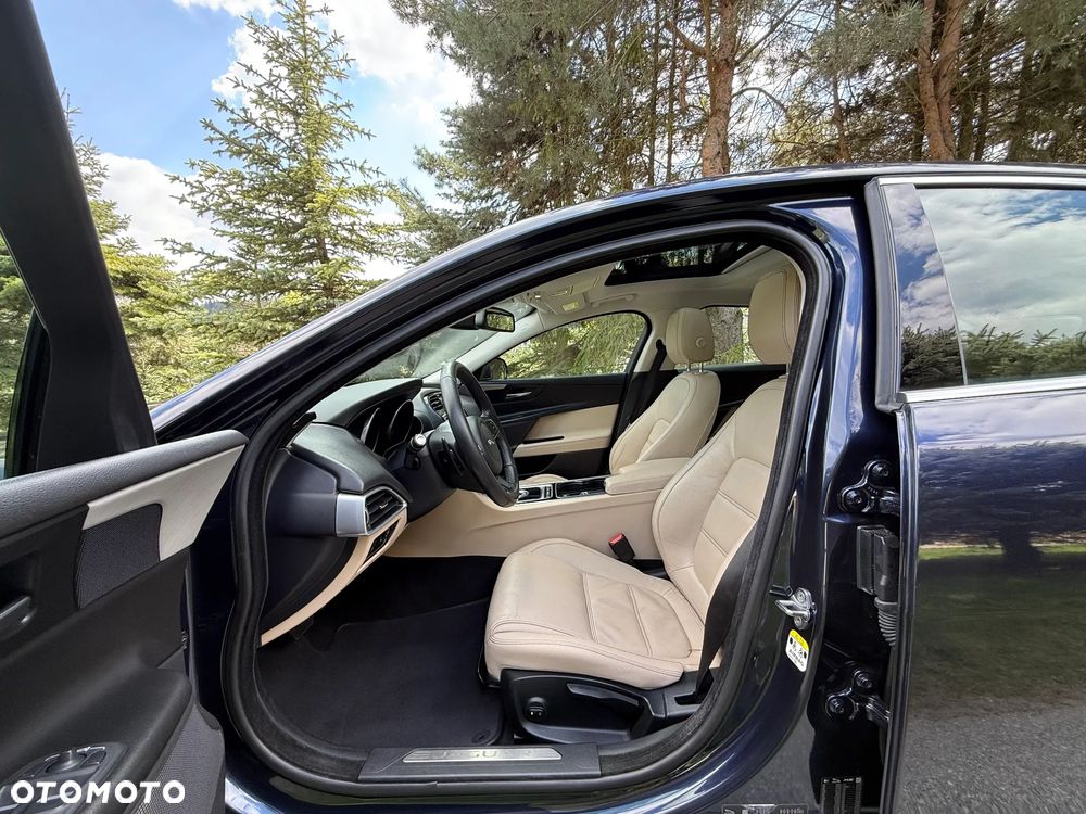 Jaguar XE 20d Prestige - 15