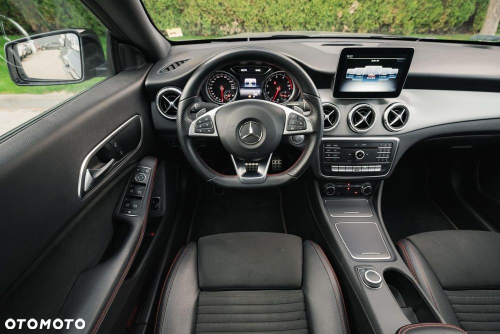 Mercedes-Benz CLA 220 4-Matic AMG Line - 12