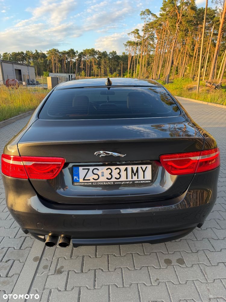 Jaguar XE 2.0 D Portfolio - 7