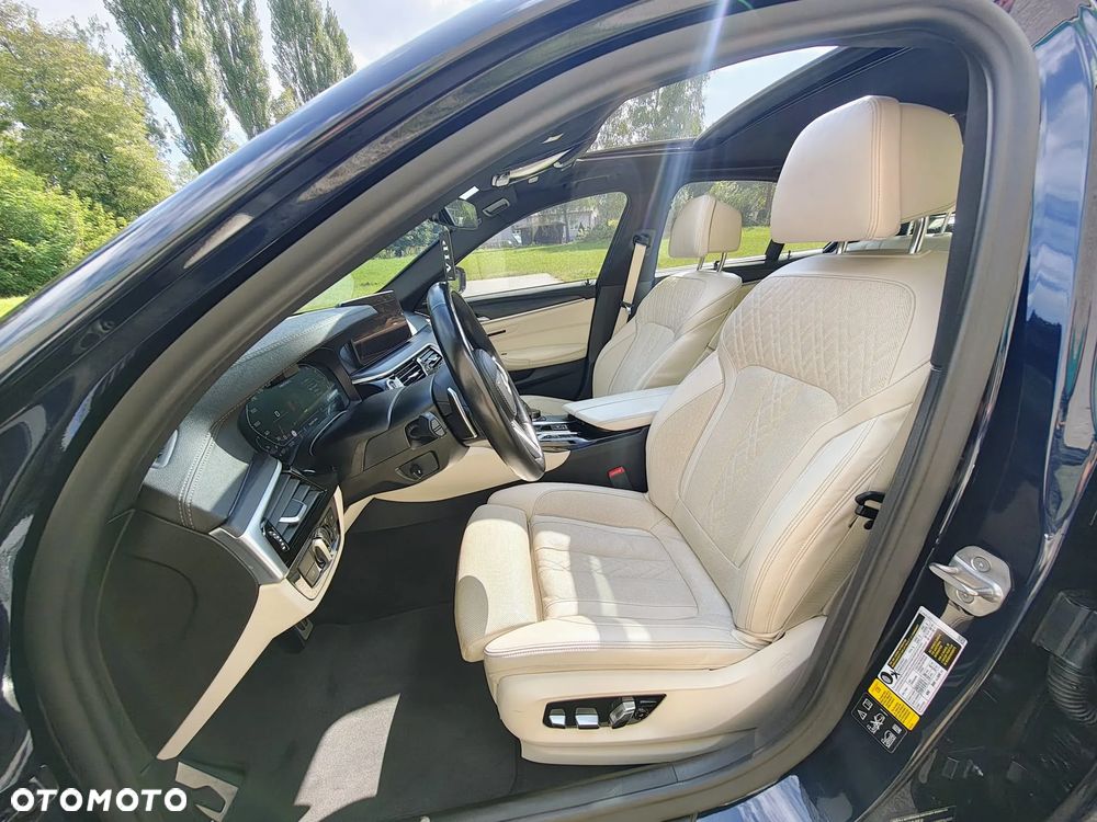 BMW Seria 5 M550i xDrive - 22