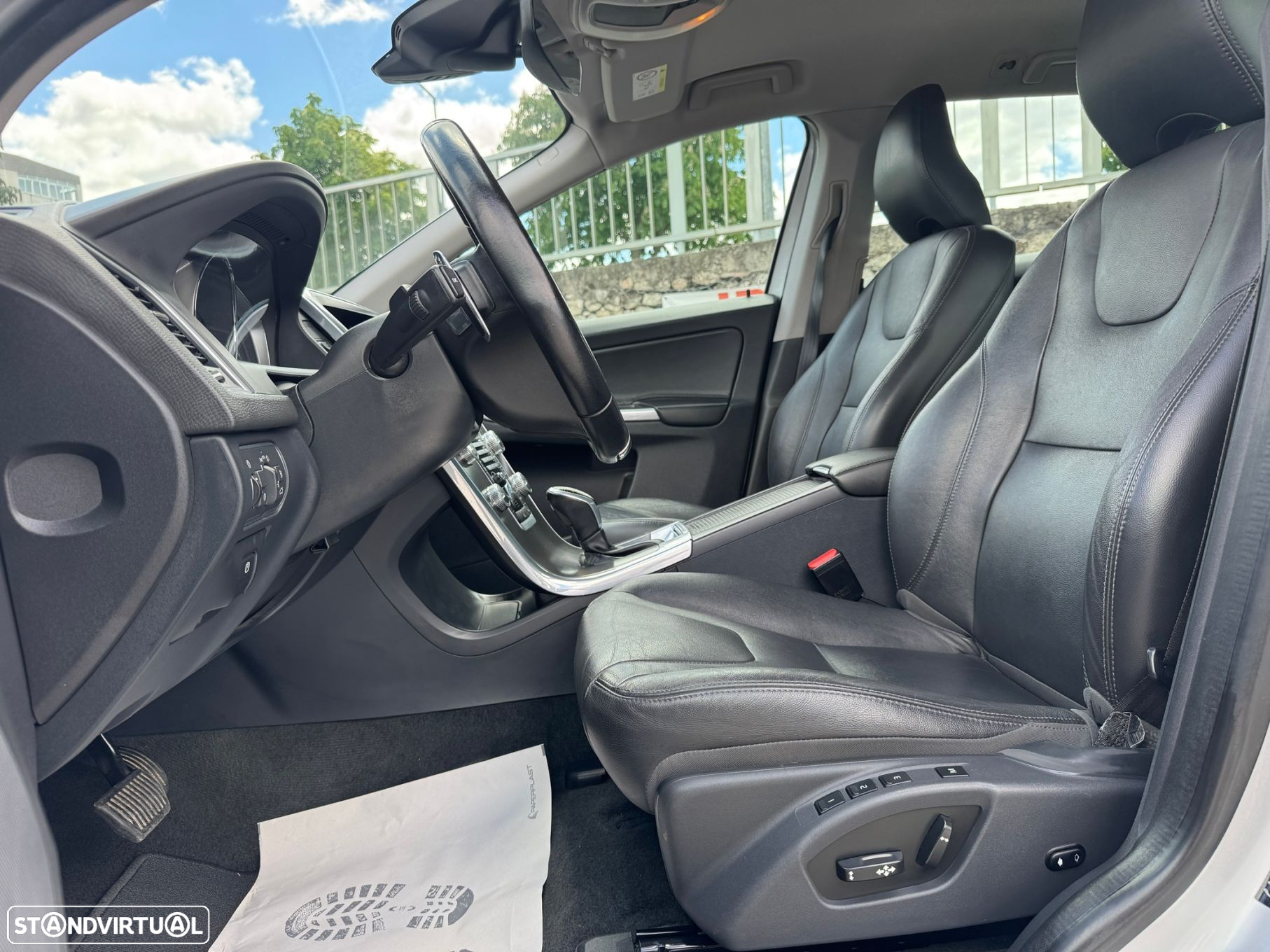Volvo XC 60 2.0 D3 Momentum Geartronic - 8