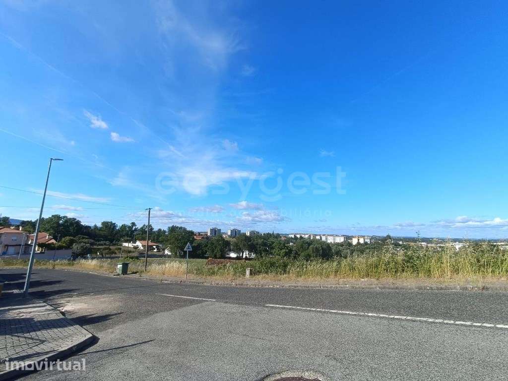 Lote de terreno urbano, localizado em Torres Novas. - Grande imagem: 2/11