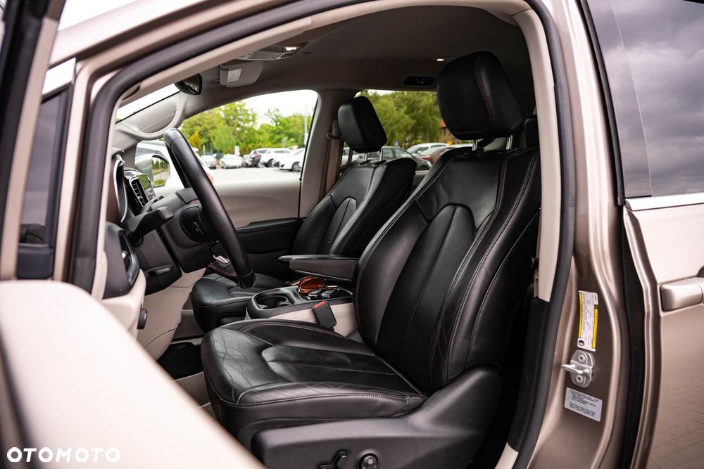 Chrysler Pacifica - 12