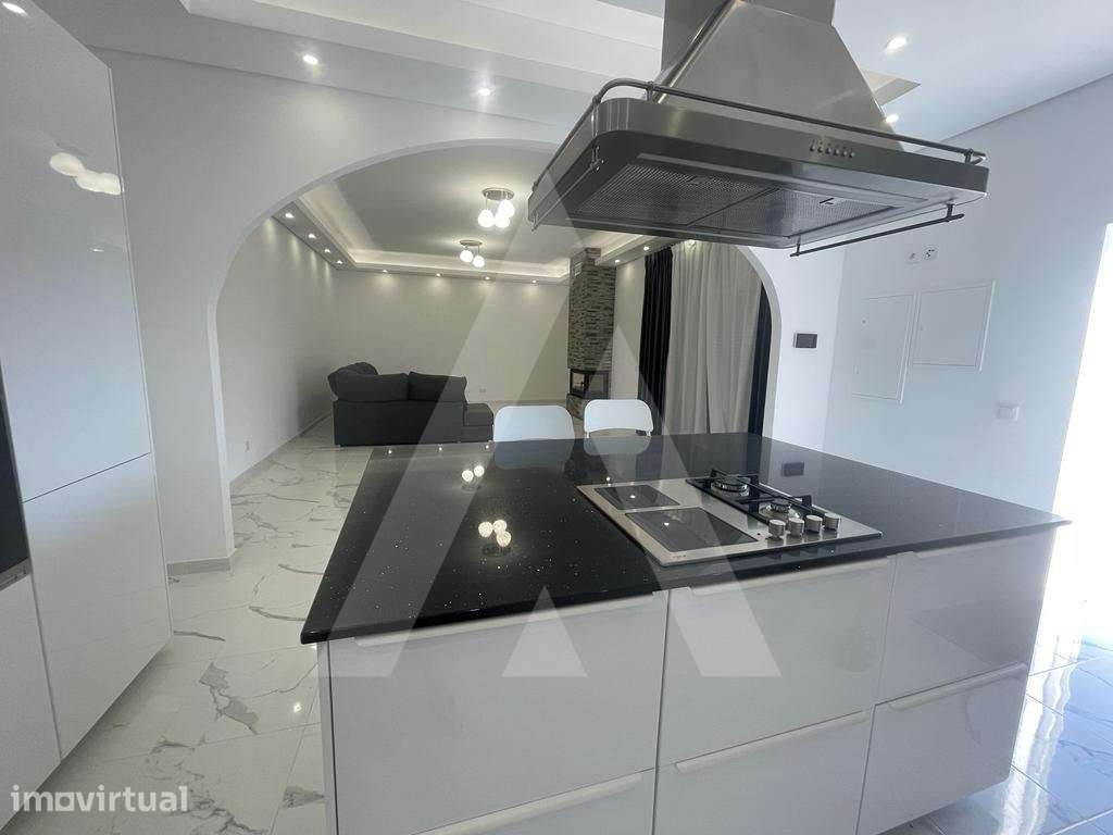 Fantástica moradia V3+2, remodelada, com piscina, em lote com 2.250... - Grande imagem: 4/46