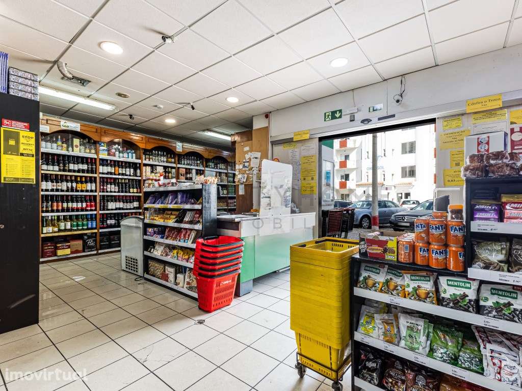 Supermercado em funcionamento no centro de Albufeira - Grande imagem: 5/28