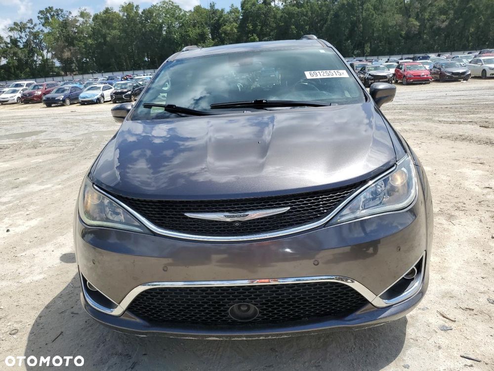 Chrysler Pacifica - 1