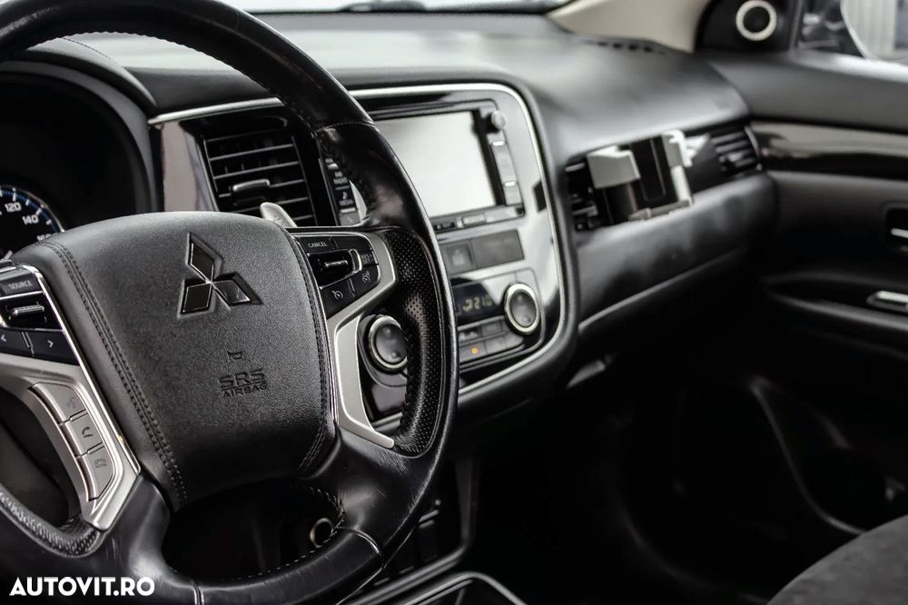 Mitsubishi Outlander 2.0 4WD Plug-In Hybrid Top - 17