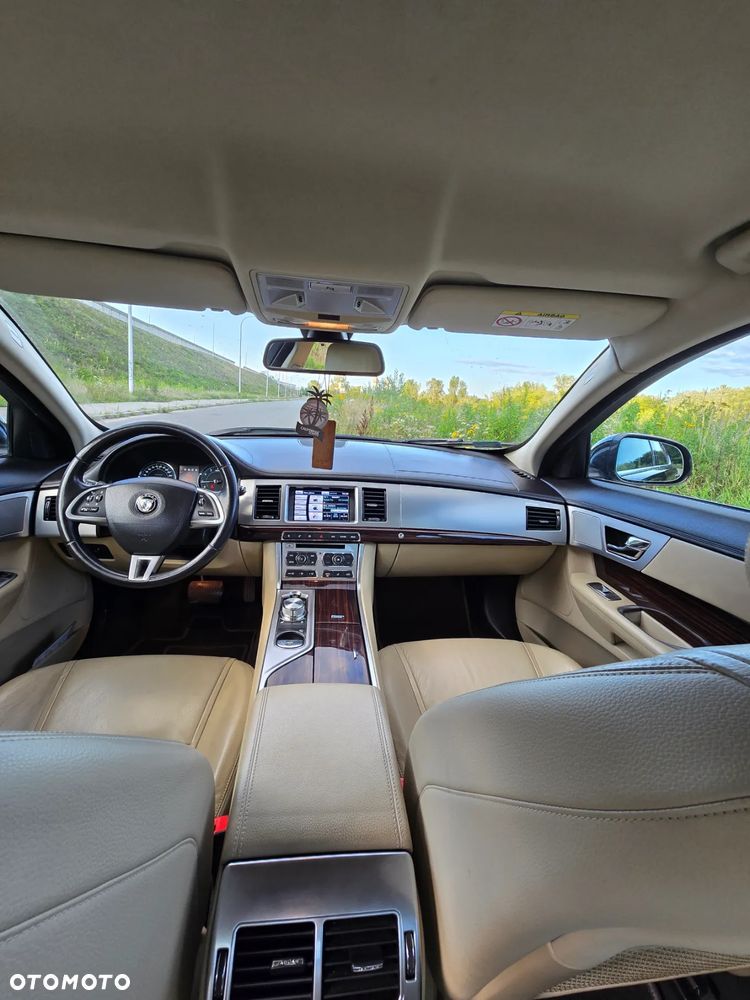 Jaguar XF 2.0 T Luxury - 10