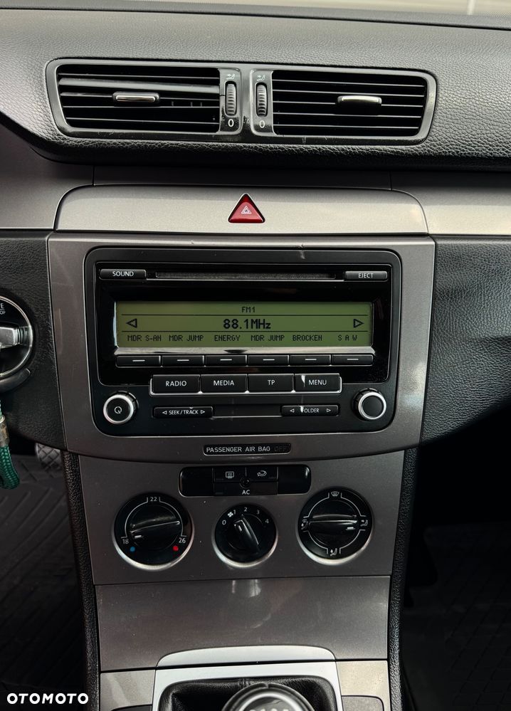 Volkswagen Passat 1.6 Comfortline - 25