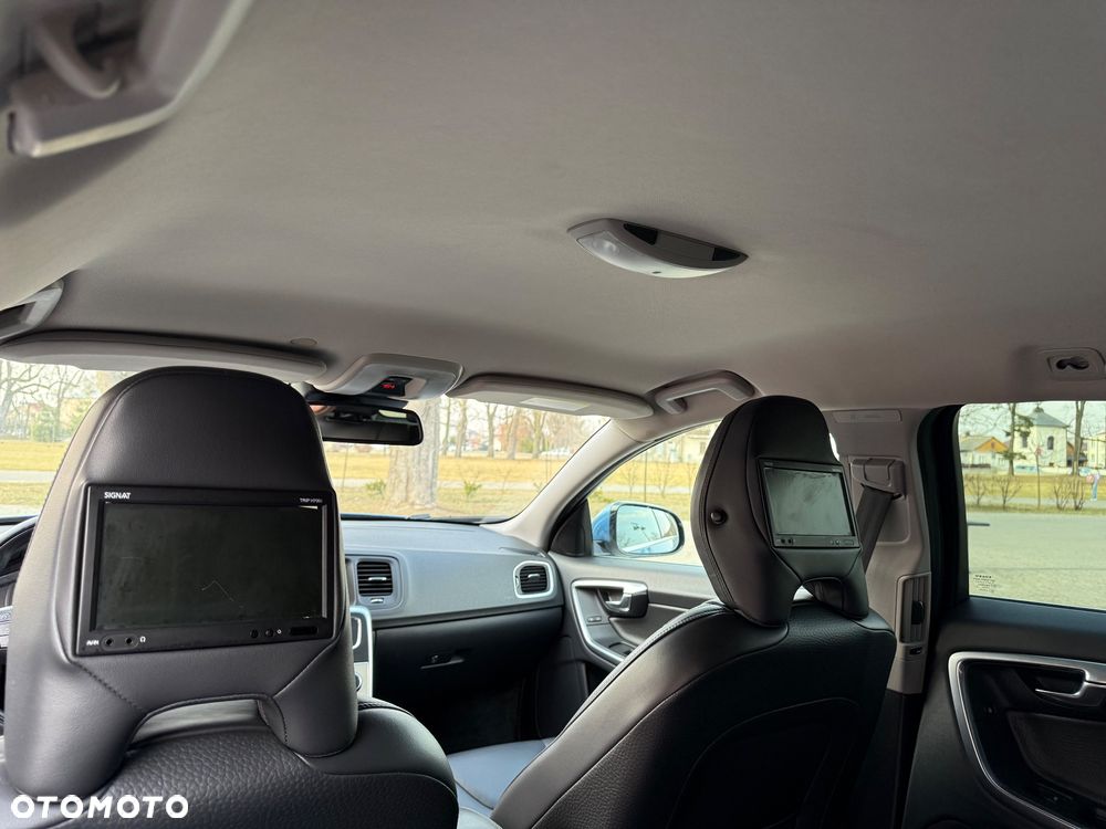 Volvo V60 D6 AWD Plug-in Hybrid Momentum - 28