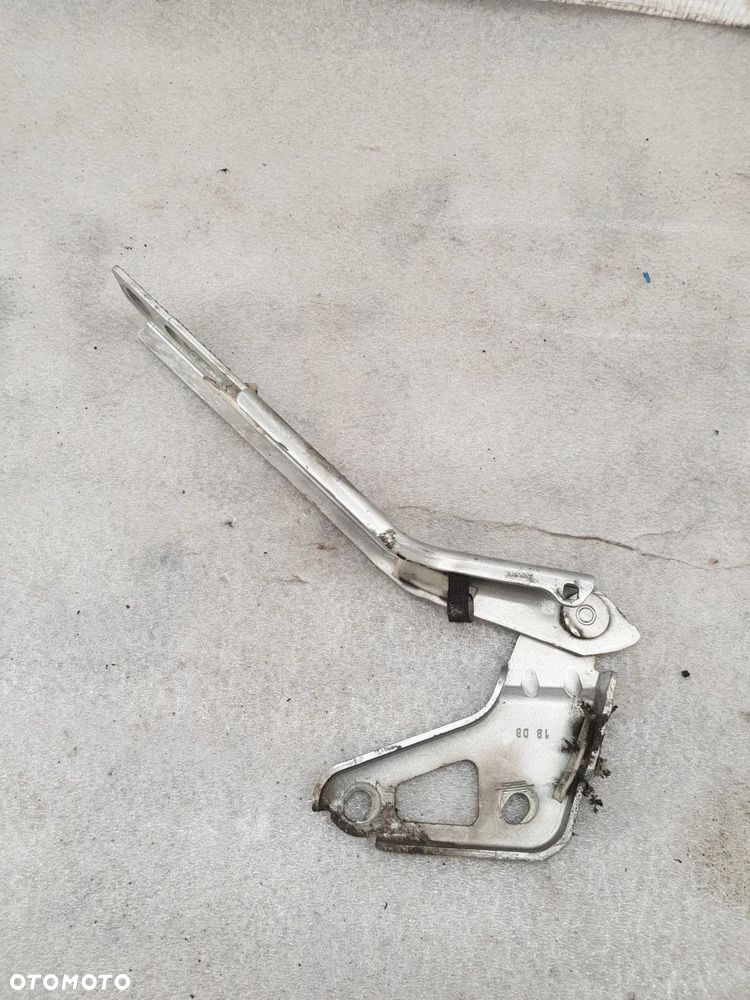 Zawias maski prawy 4L0823302 AUDI Q7 - 3