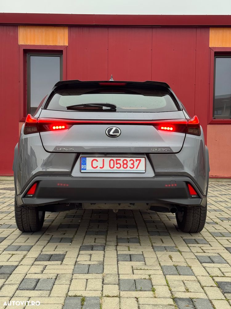 Lexus UX 250h FWD Business - 3