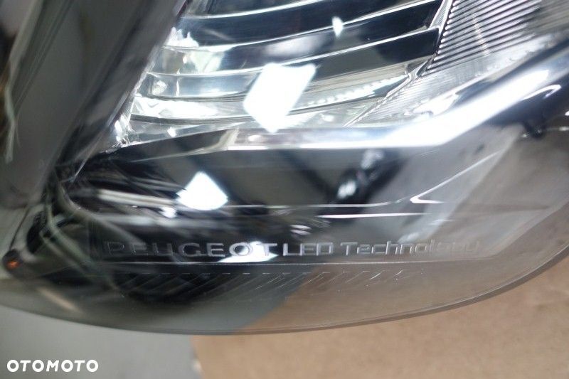 LAMPA LEWY PRAWY PRZÓD PEUGEOT 208 II LED 19r.- - 4