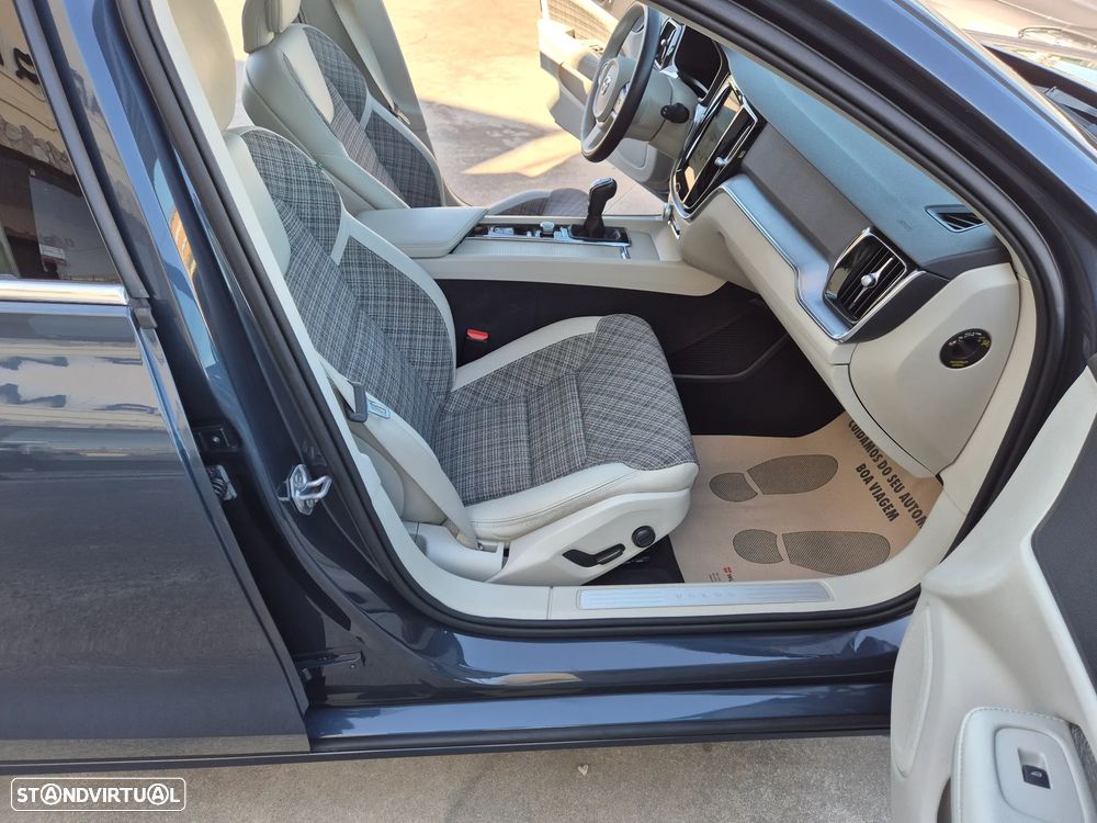 Volvo V60 2.0 D3 Momentum Plus - 41