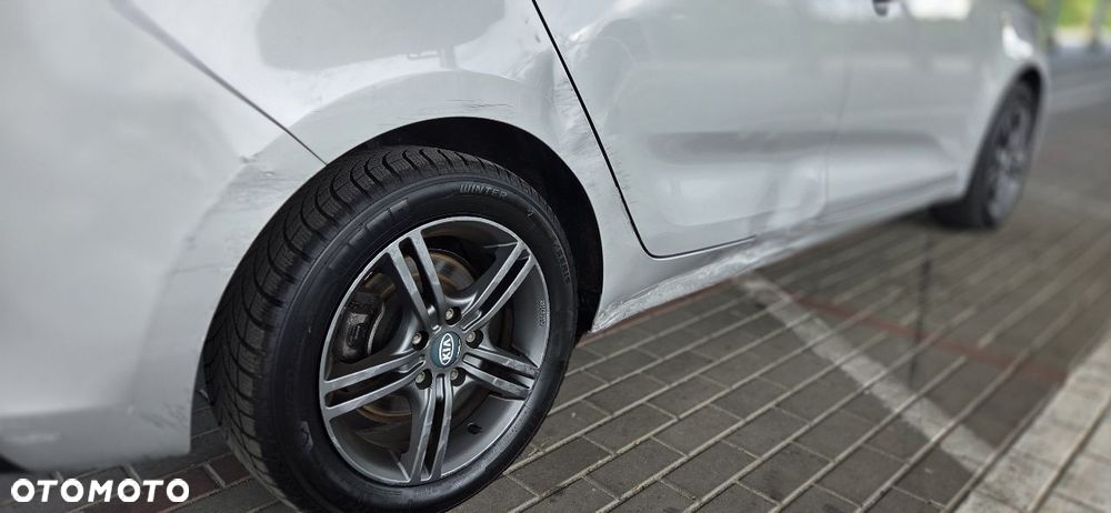 Kia Carens 1.7 CRDi 115 Dream Team Edition - 13