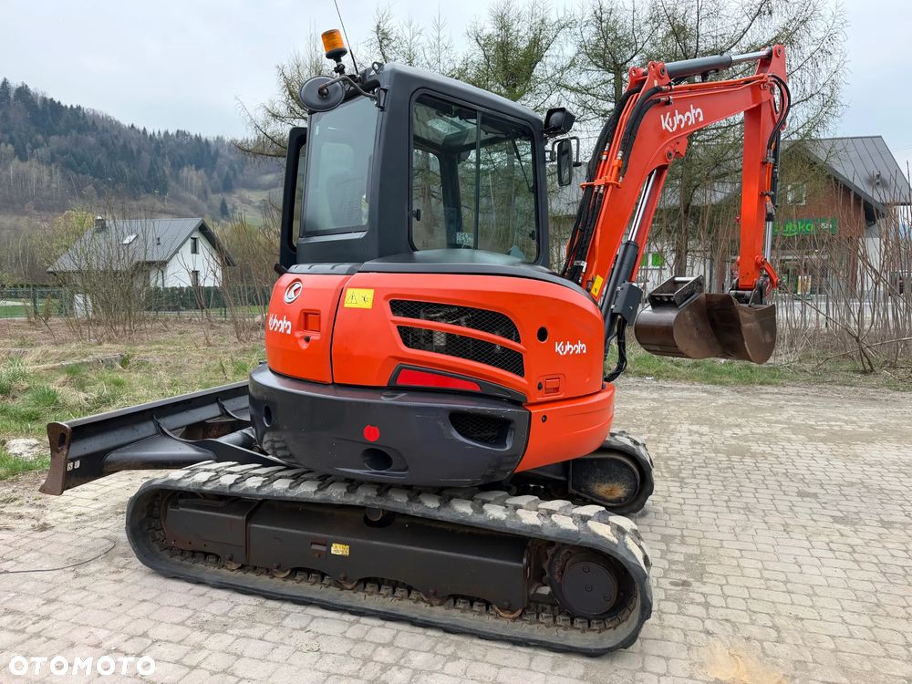 Kubota U55-4. koparka 5,5 tony. 2016 rok. 2300 mtg! KLIMATYZACJA. Długie ramie plus! 3sekcje Hydrauliczne. zamki na tłokach. Koparka Jak nówka sztuka. Zadbana zero zużycia. Z gospodarstwa Norweskiego. Zmiana łyżek Hydrauliczna. LENHOFF. Ani deka luzów wycieków. Szybka wolna jazda. Gąski perfekt stan. OKAZJA TANIO. Aktualna Dekra. Po serwisach eksploatacyjnych. Mocny silnik Kubota 4 cylindry! Zamki na tłokach. Wielka Okazja - 7