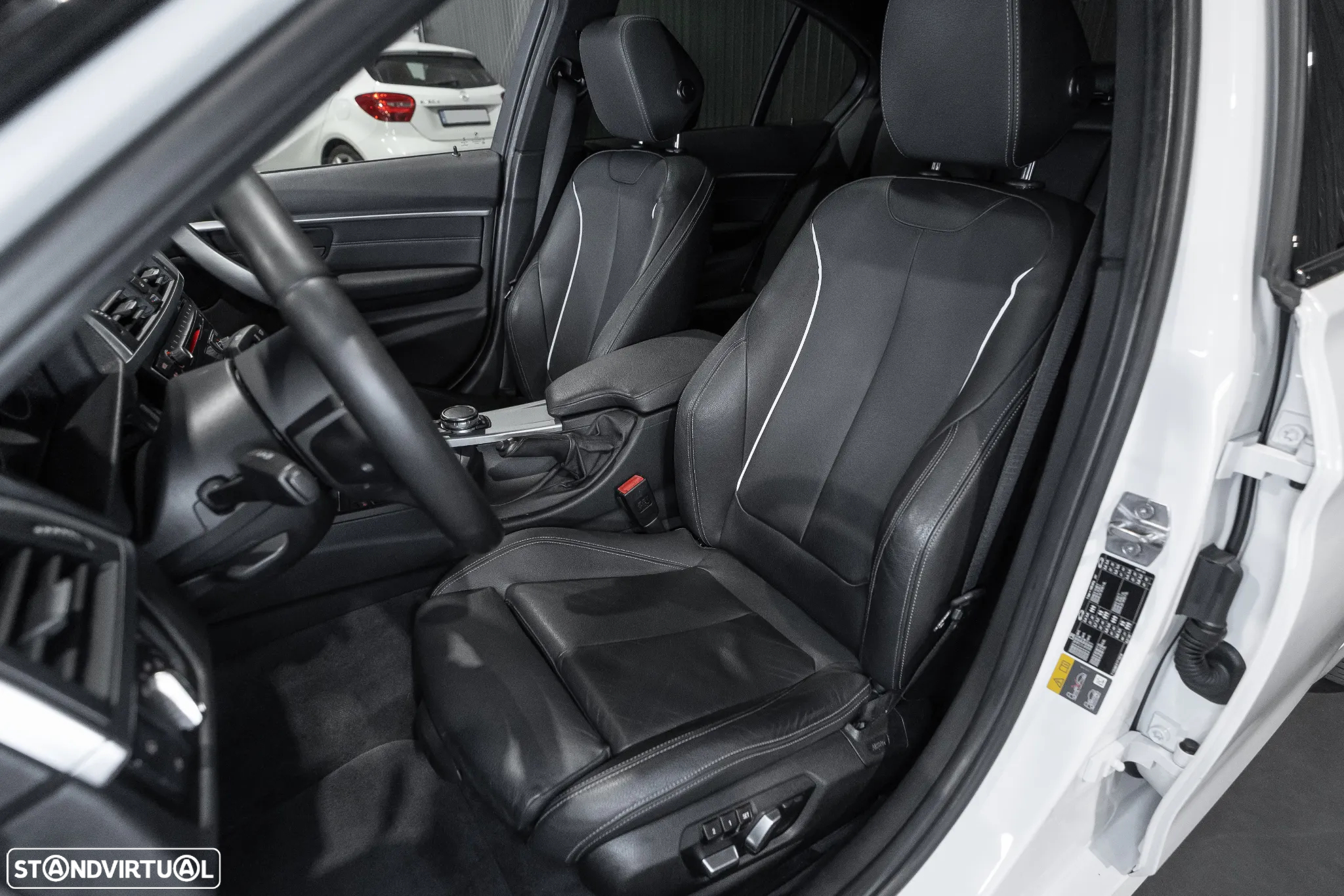BMW 330 e iPerformance Pack M - 24