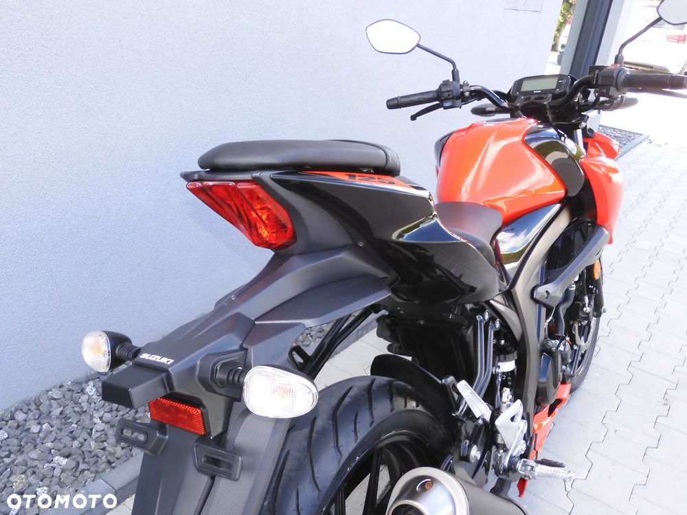 Suzuki GSX - 16
