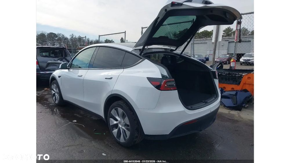 Tesla Model Y - 7