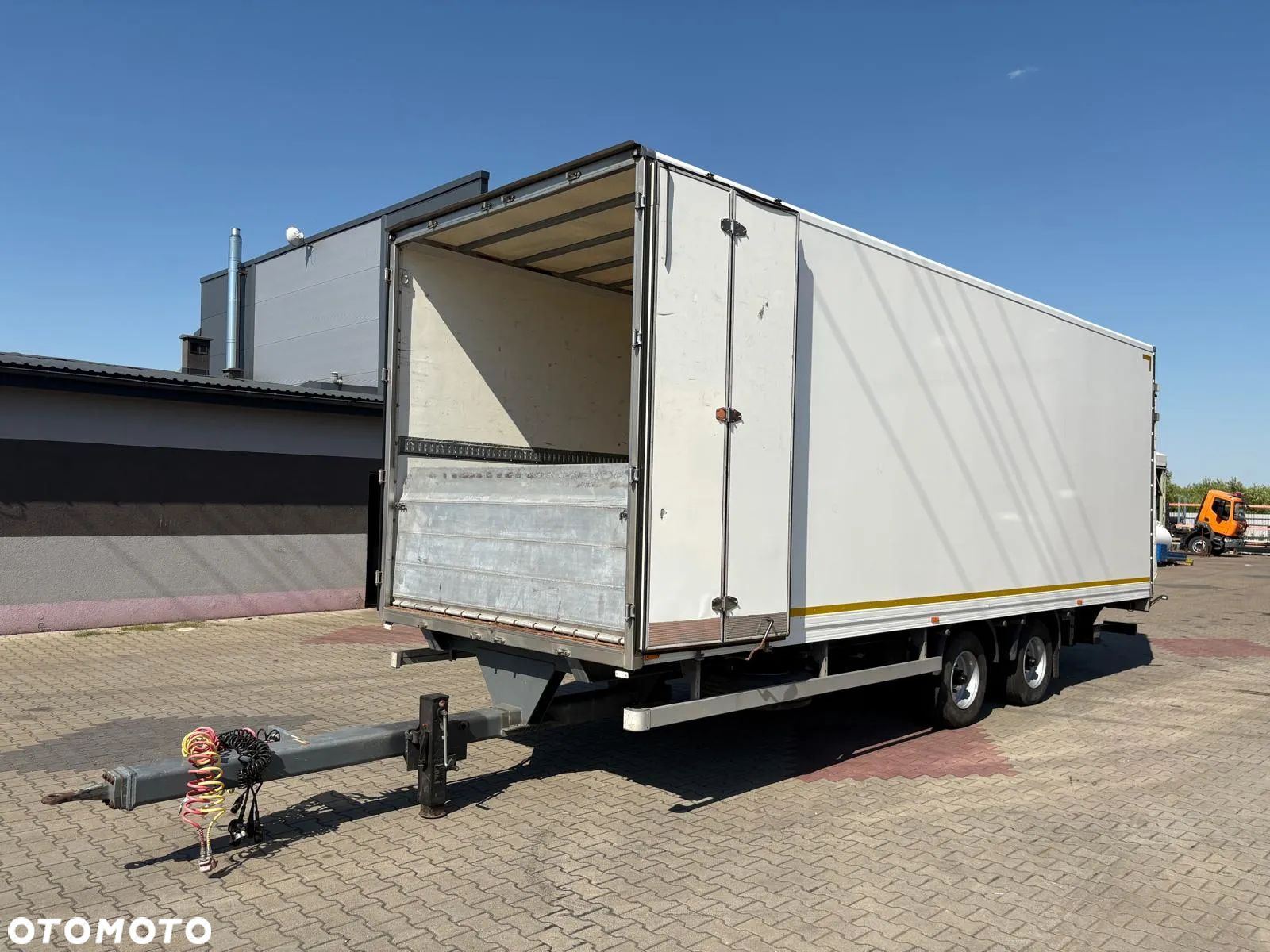 Plandex Przyczepa tandem IZOTERMA + WINDA / PRZEJAZDOWA / DMC 10.900kg / osie BPW - 1