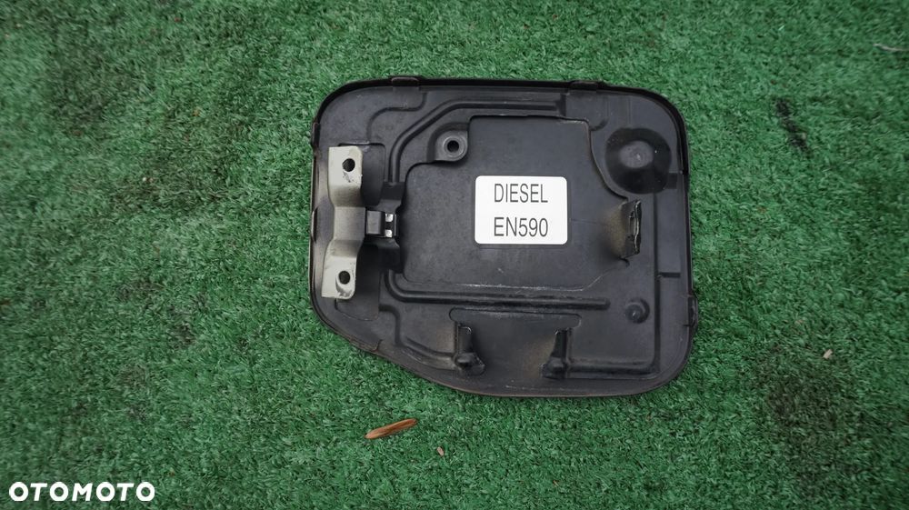 Mitsubishi Pajero IV 5D Long 3.2 DID klapka wlew paliwa - 2