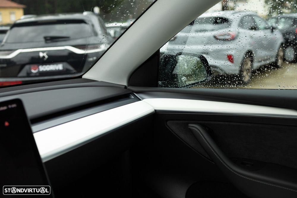 Tesla Model Y Standard RWD - 13