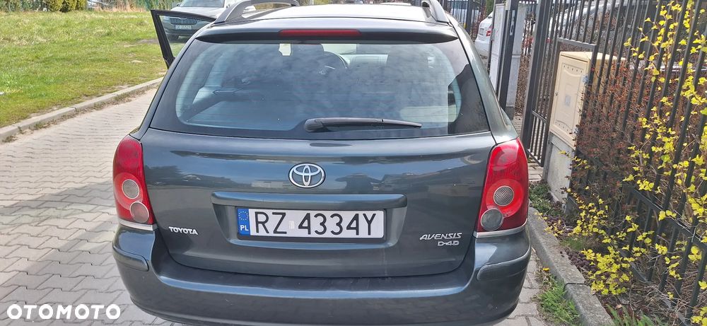 Toyota Avensis - 8