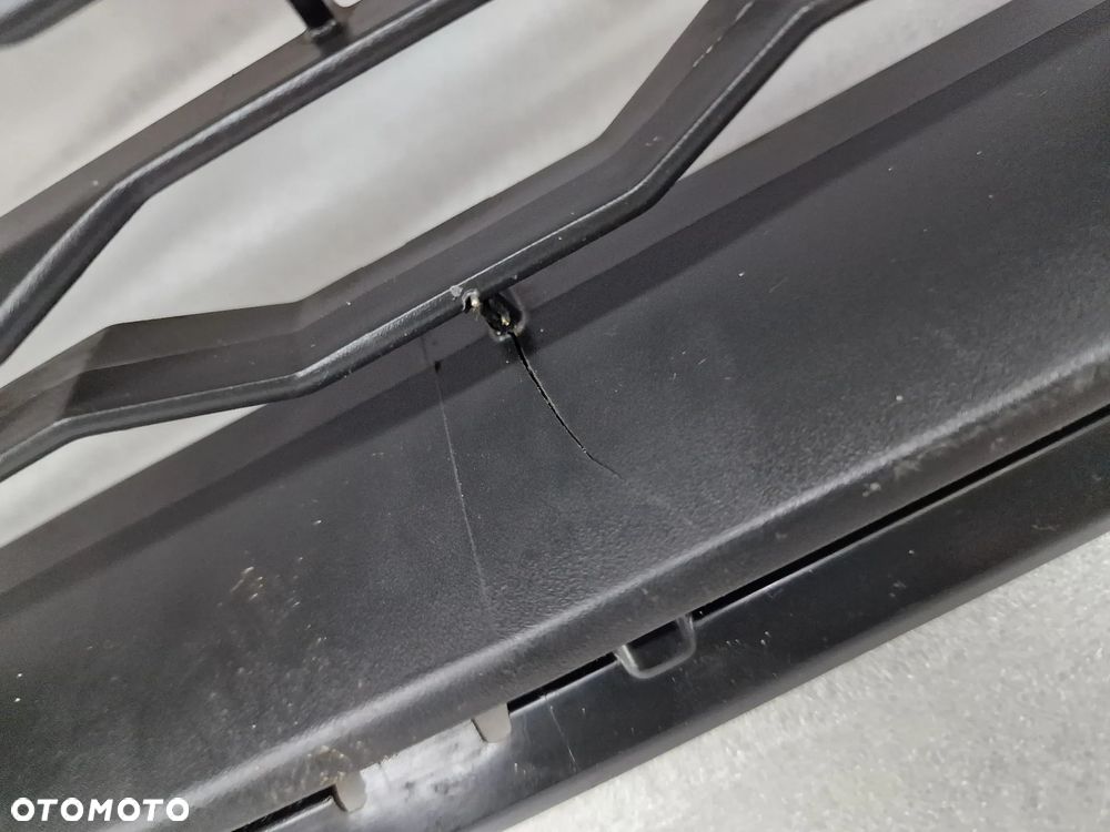 MITSUBISHI L200 19- KRATKA ŚRODKOWA ZDERZAKA PRZEDNIEGO PRZÓD , NR 6402A515 / 6402A536 / 6402A534 / 6402A535 , NR AUKCJI KR349 - 7