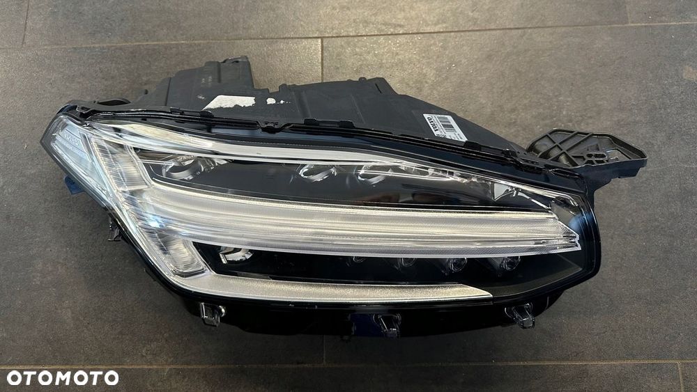 LAMPA PRAWA PRZÓD FULL LED ACTIVE HIGH BEAM VOLVO XC90 II 2 14- 31677039 - 2