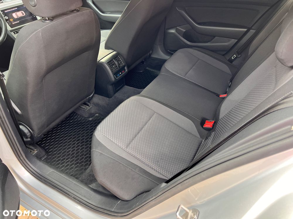 Volkswagen Passat - 8