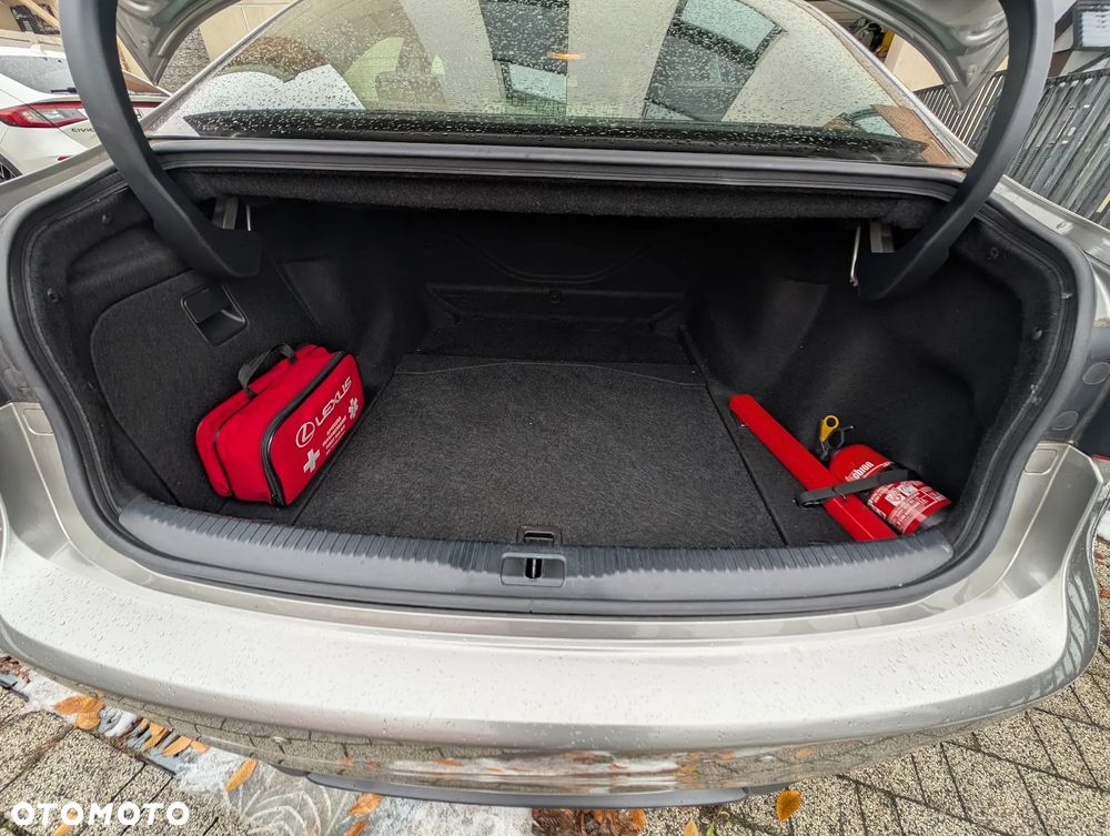 Lexus IS 300h Elite - 9