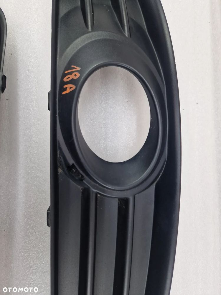 AUDI A3 8P0 LIFT 08- LEWA KRATKA BOCZNA ZDERZAKA PRZEDNIEGO PRZÓD , NR 8P0807681H , NR AUKCJI E/18 - 3