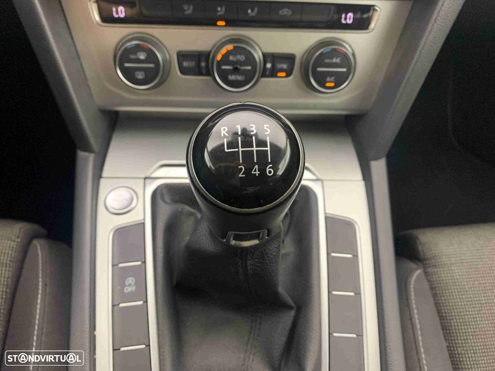 VW Passat Variant 1.6 TDI Confortline - 14
