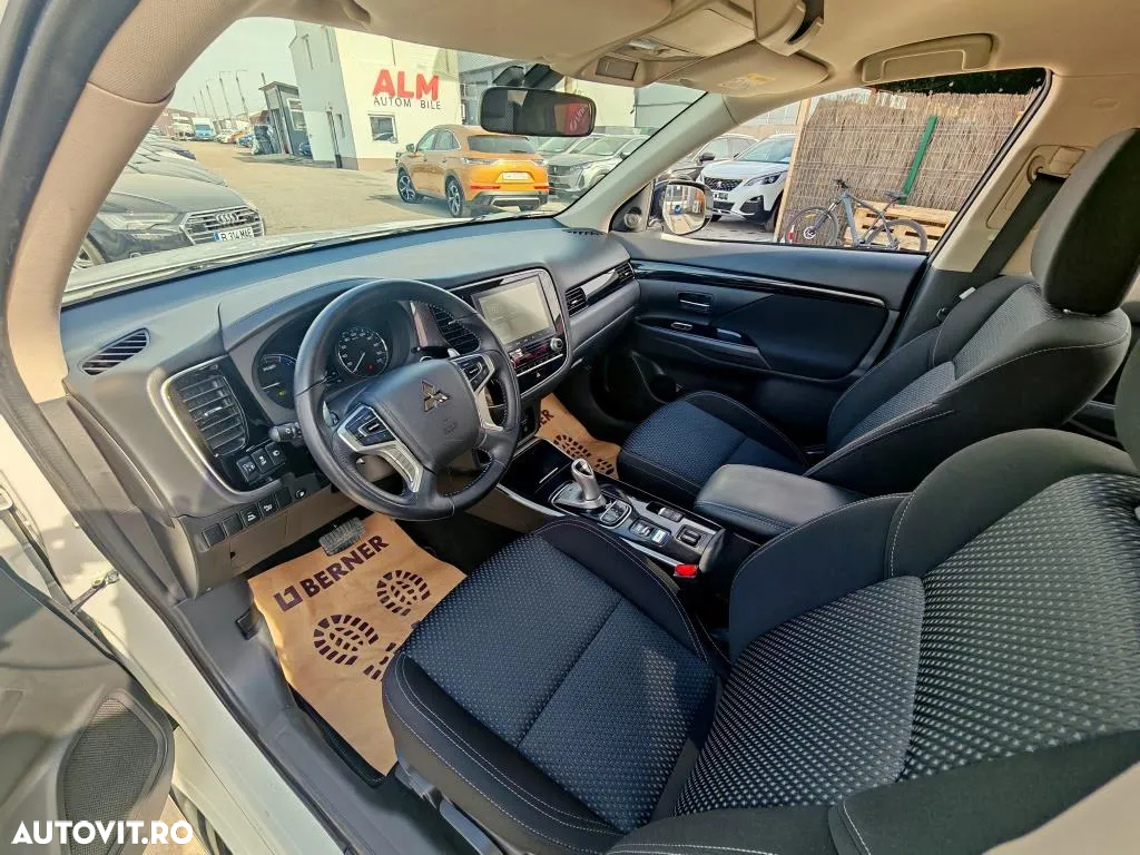 Mitsubishi Outlander 2.4 4WD Plug-In Hybrid Plus - 13