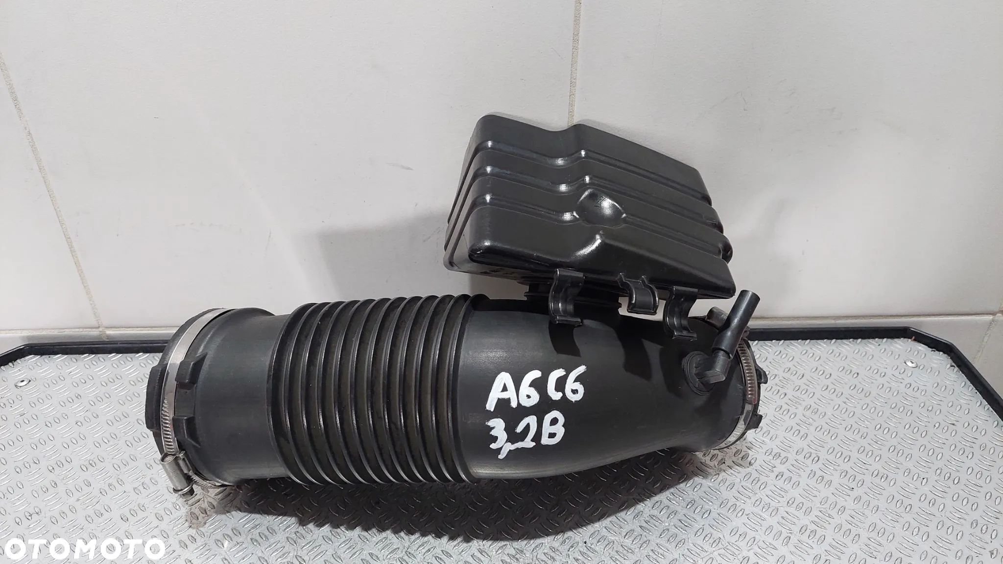 RURA DOLOTOWA PRZEWÓD POWIETRZA AUDI A6 C6 3,2 V6 FSI R2005 NR 06E129629E - 1
