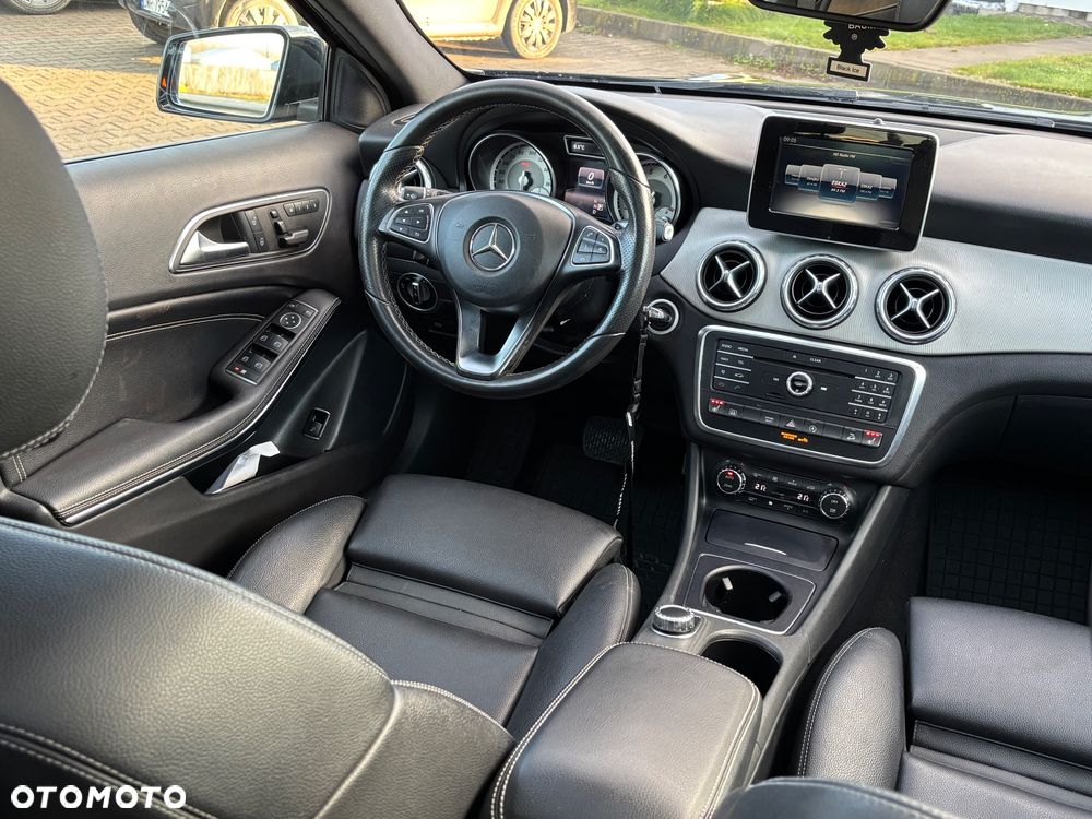 Mercedes-Benz GLA 250 4Matic 7G-DCT UrbanStyle Edition - 23