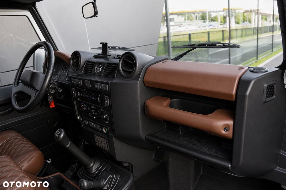 Land Rover Defender 2.4 TD4 SE - 29