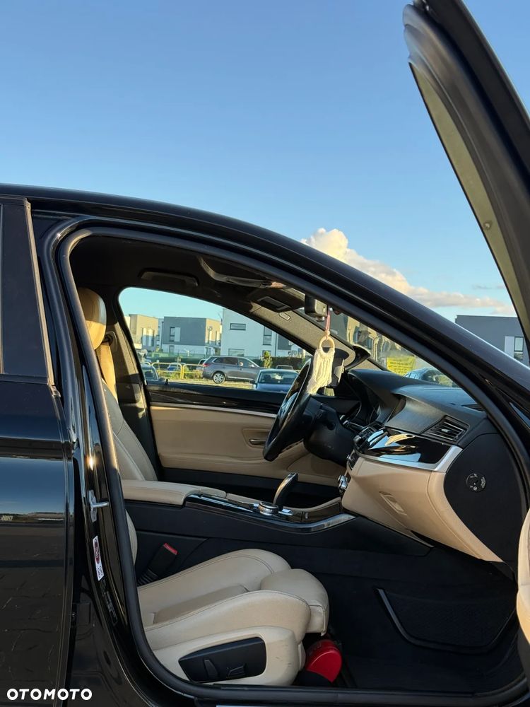 BMW Seria 5 520d xDrive - 24