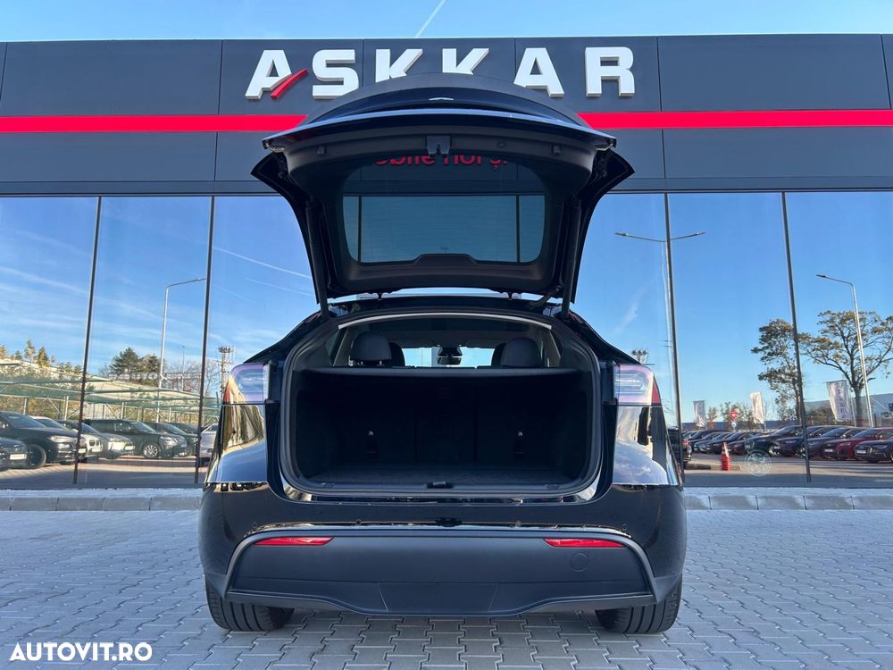 Tesla Model Y Performance Dual Motor AWD - 9