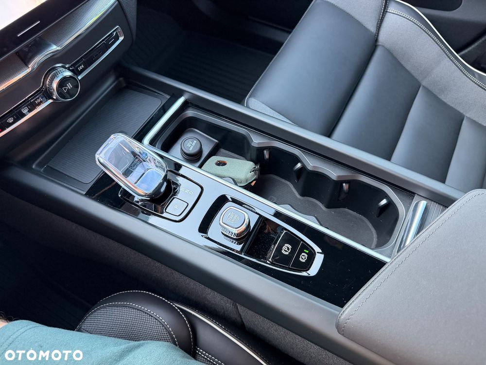 Volvo XC 60 B5 B AWD Plus Black Edition - 26