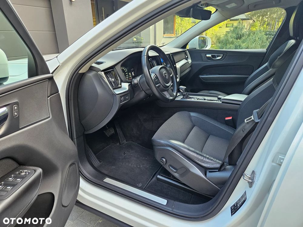 Volvo XC 60 D4 Momentum Pro - 22
