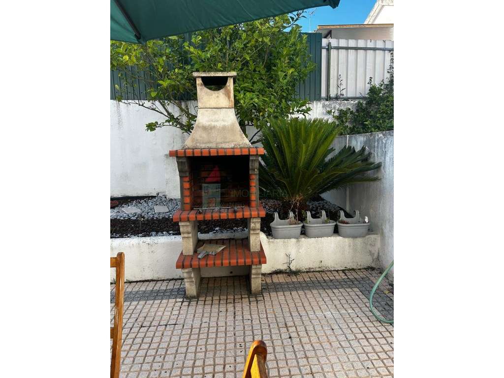 Moradia T4 com Garagem de 48 m² e Mais de 120 m² de Logradouro - Grande imagem: 2/28